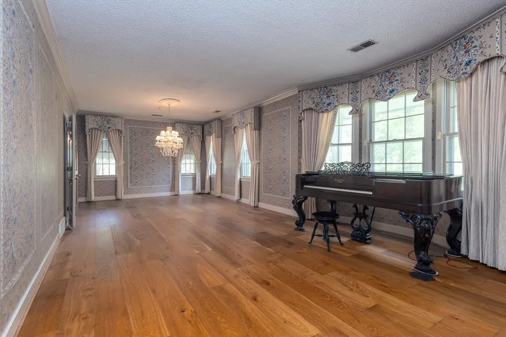 8643 POPLAR PIKE Memphis, TN 38138