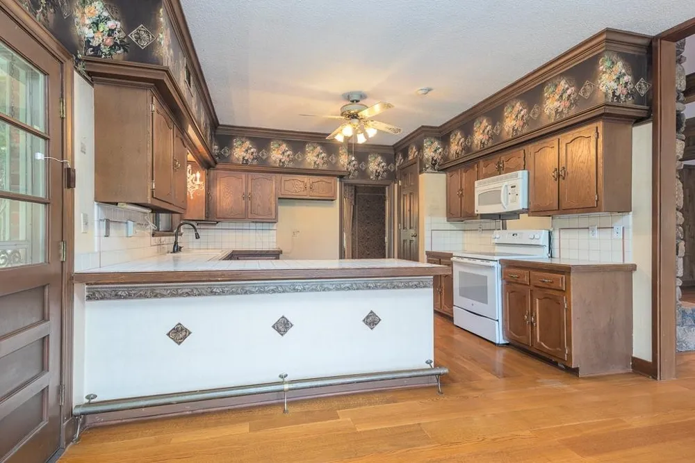 8643 POPLAR PIKE Memphis, TN 38138