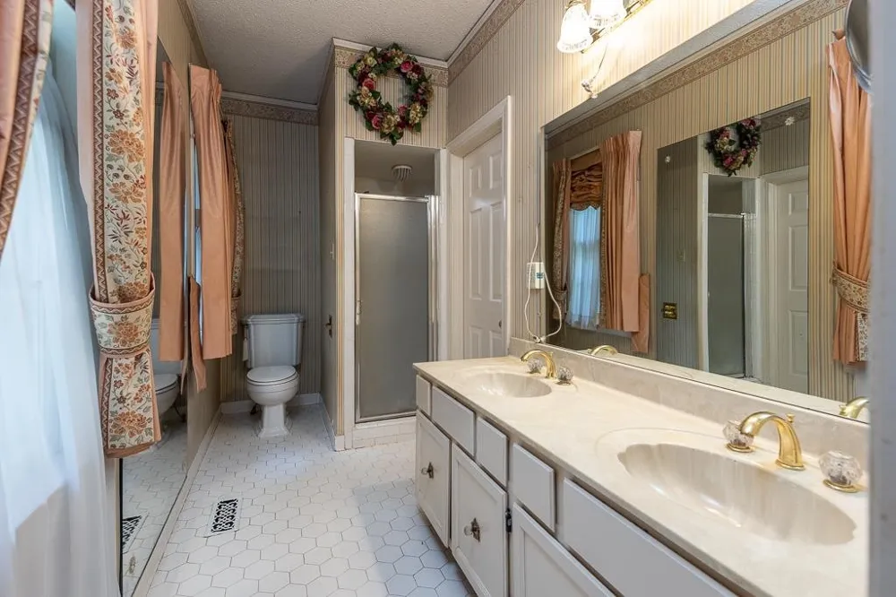 8643 POPLAR PIKE Memphis, TN 38138