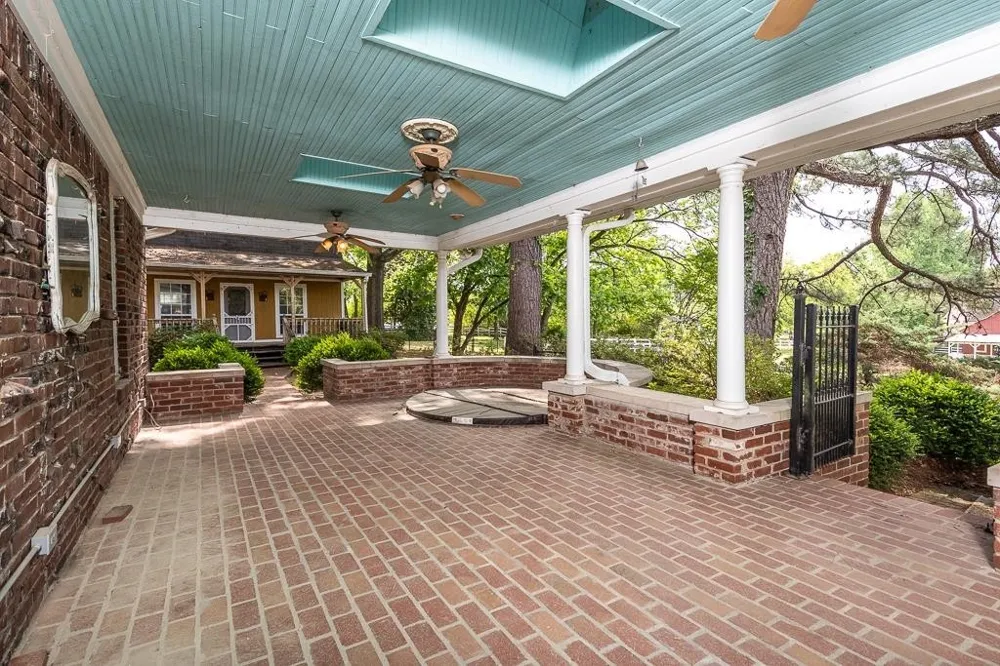 8643 POPLAR PIKE Memphis, TN 38138