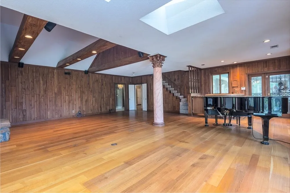 8643 POPLAR PIKE Memphis, TN 38138