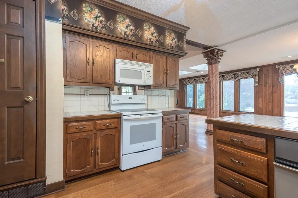 8643 POPLAR PIKE Memphis, TN 38138