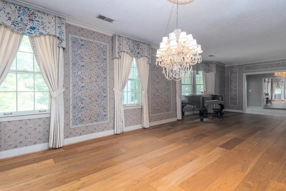 8643 POPLAR PIKE Memphis, TN 38138