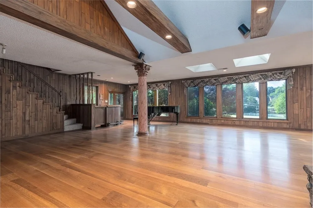 8643 POPLAR PIKE Memphis, TN 38138