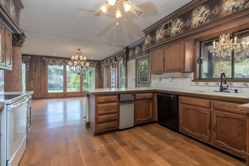 8643 POPLAR PIKE Memphis, TN 38138