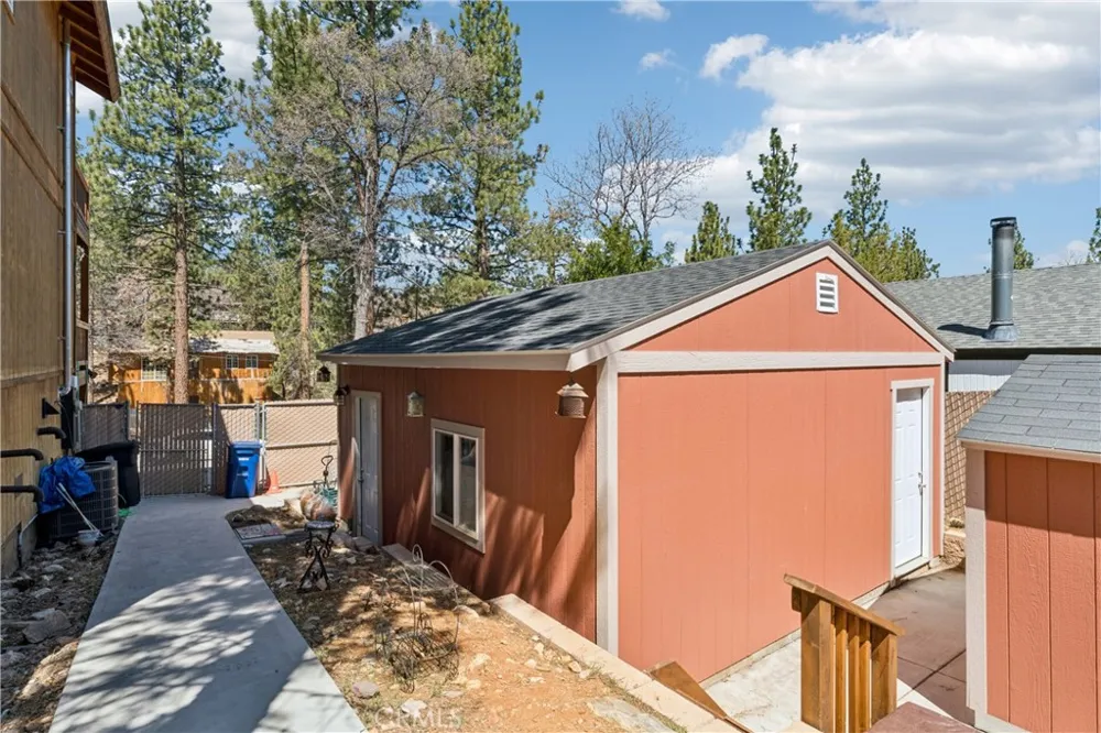 879 Spruce Lane Sugarloaf, CA 92386