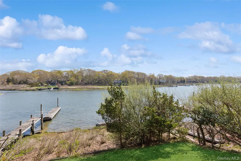 425 Briarwood Lane Cutchogue, NY 11935