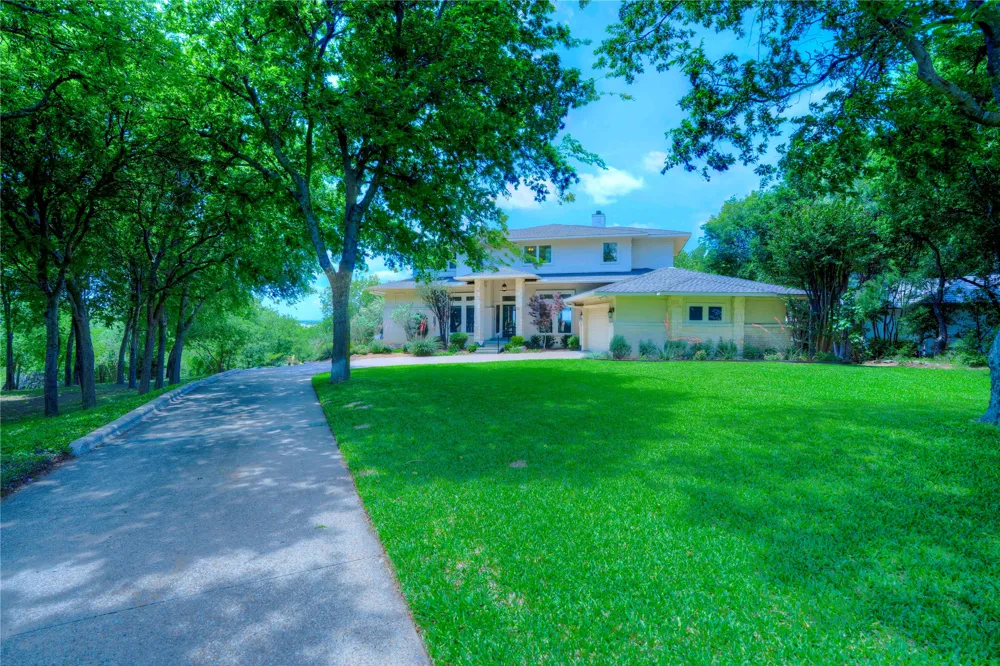 1132 Mallard Pointe Drive Grand Prairie, TX 75104