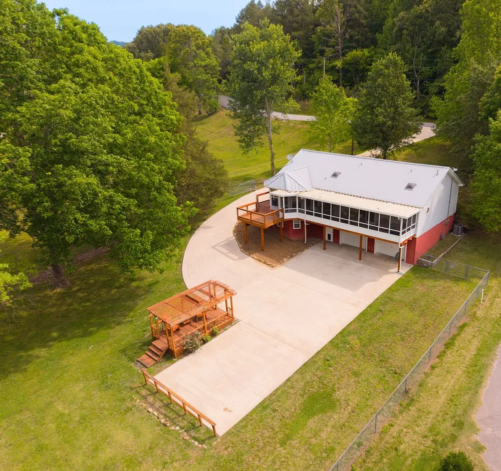 263 River Oaks Drive Sparta, TN 38583