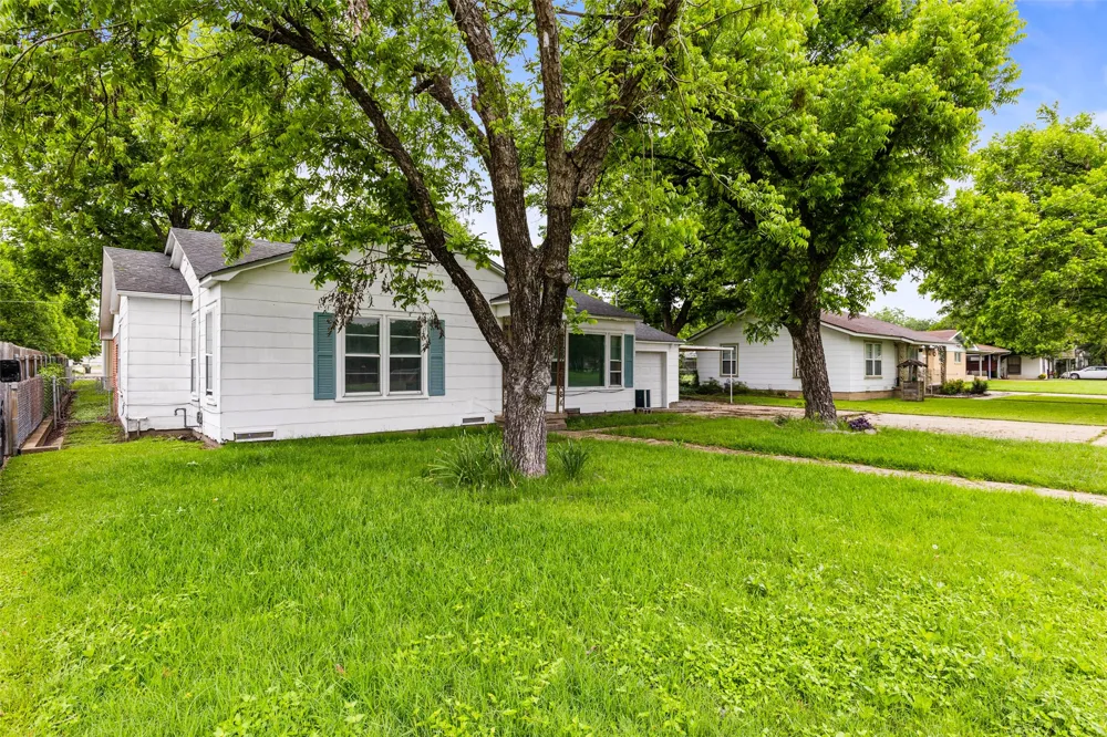 2700 Briarwood Lane Bellmead, TX 76705
