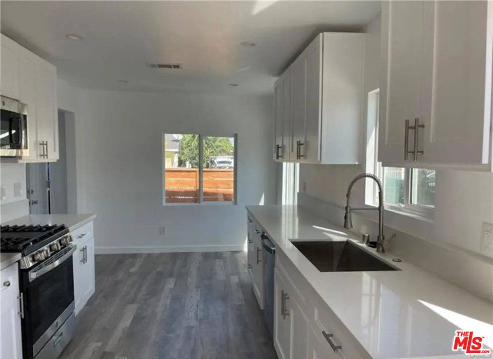 328 W Elm Street Compton, CA 90220
