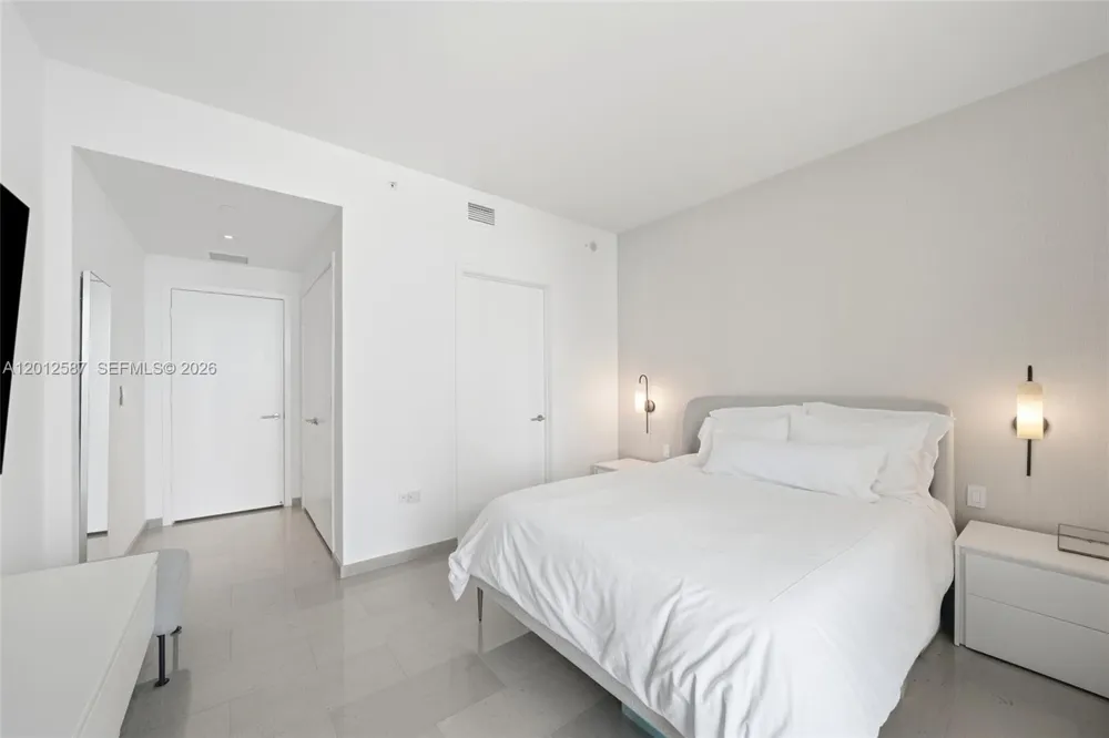68 SE 6th St #1904 Miami, FL 33131