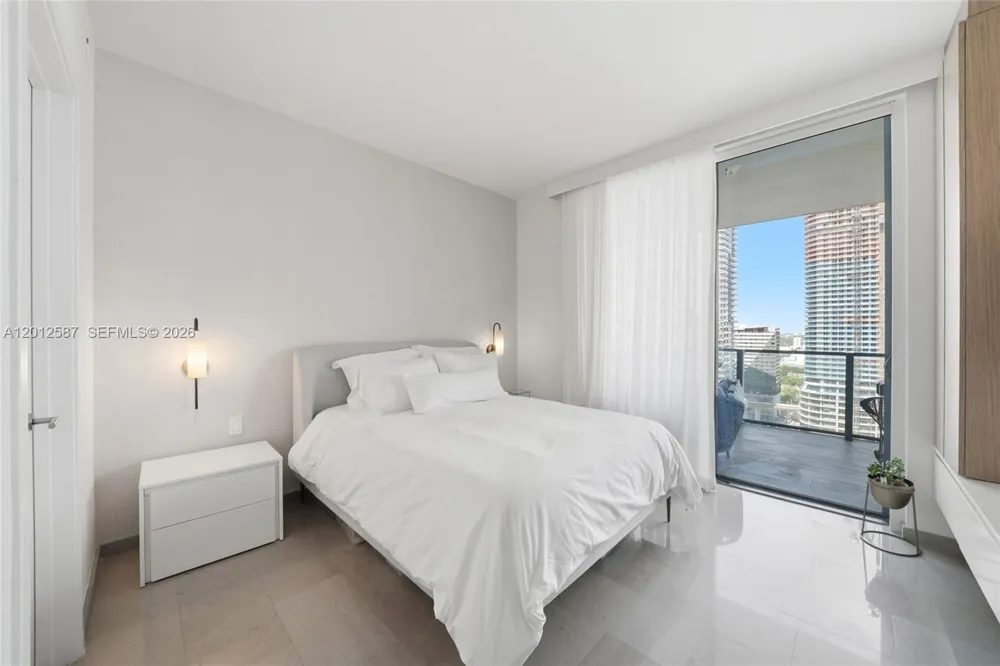68 SE 6th St #1904 Miami, FL 33131