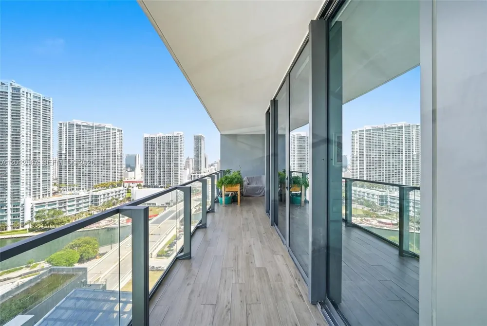 68 SE 6th St #1904 Miami, FL 33131