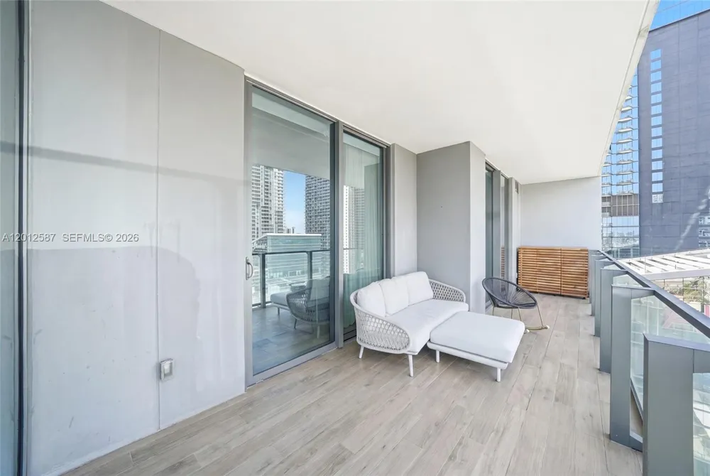 68 SE 6th St #1904 Miami, FL 33131