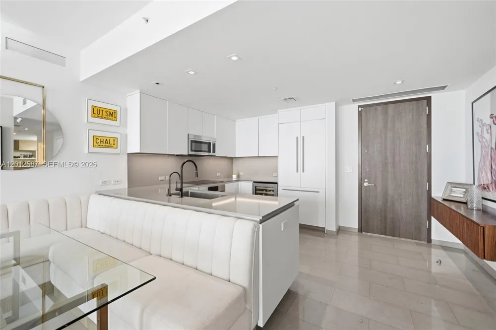 68 SE 6th St #1904 Miami, FL 33131