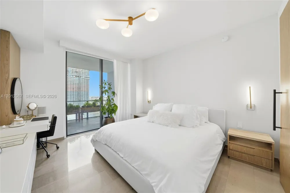 68 SE 6th St #1904 Miami, FL 33131