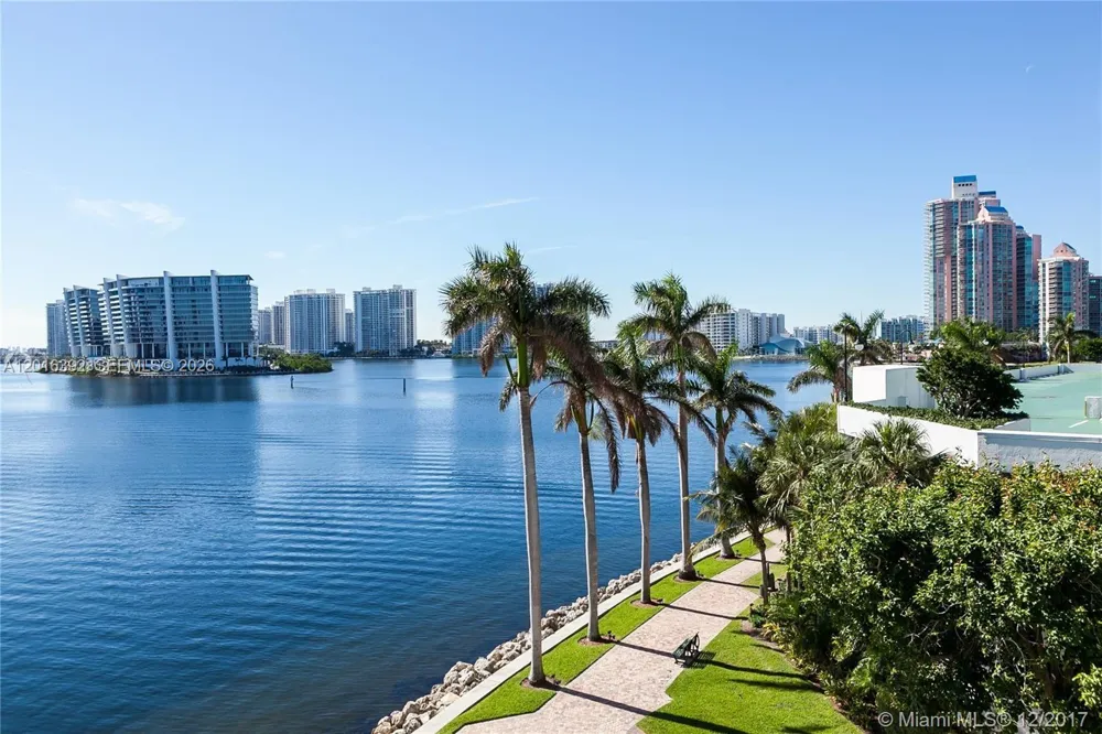 19101 NE 36th Ct #1102 Aventura, FL 33180