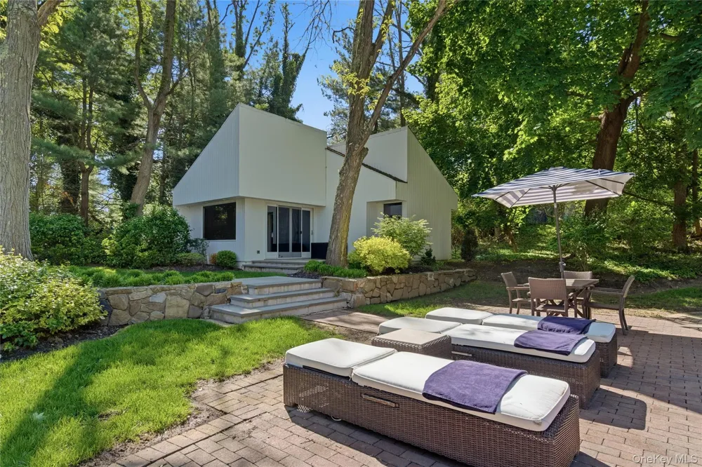 93 Hoaglands Lane Old Brookville, NY 11545