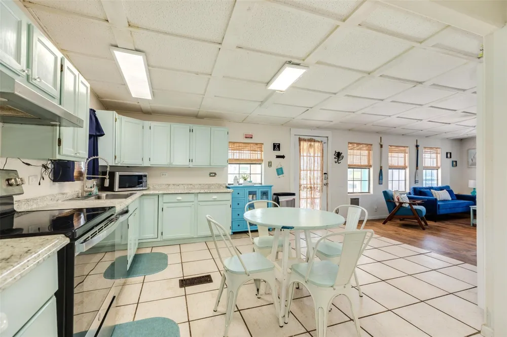 922 Seashell Drive Freeport, TX 77541