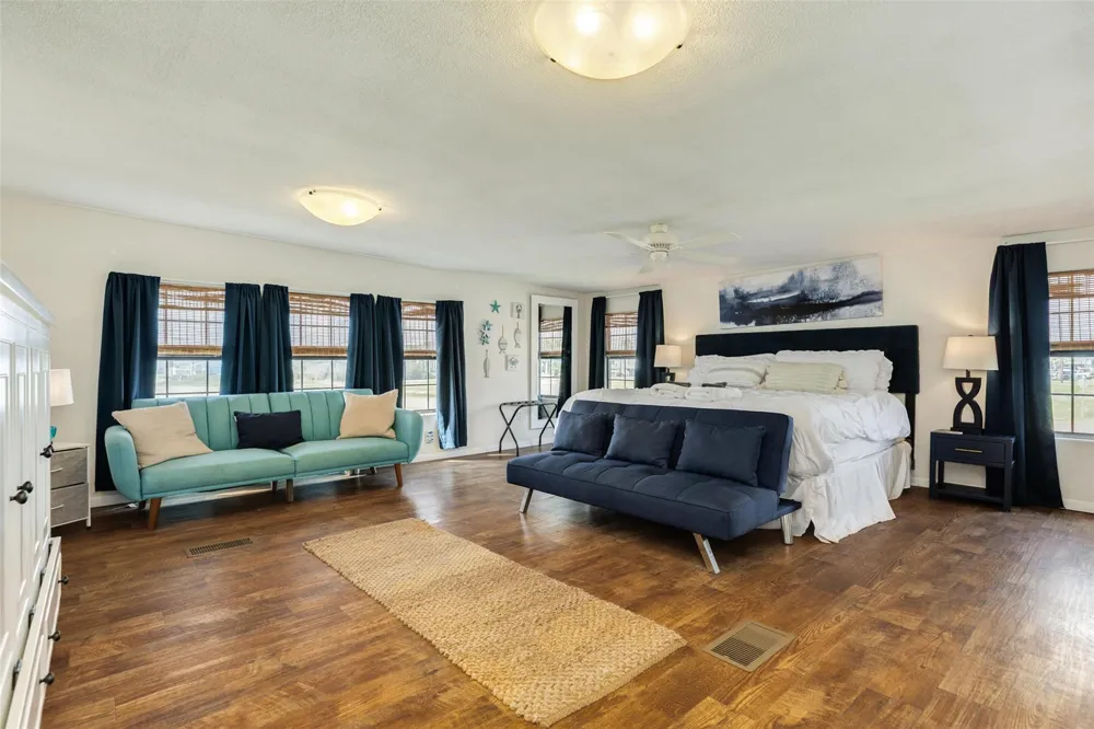 922 Seashell Drive Freeport, TX 77541