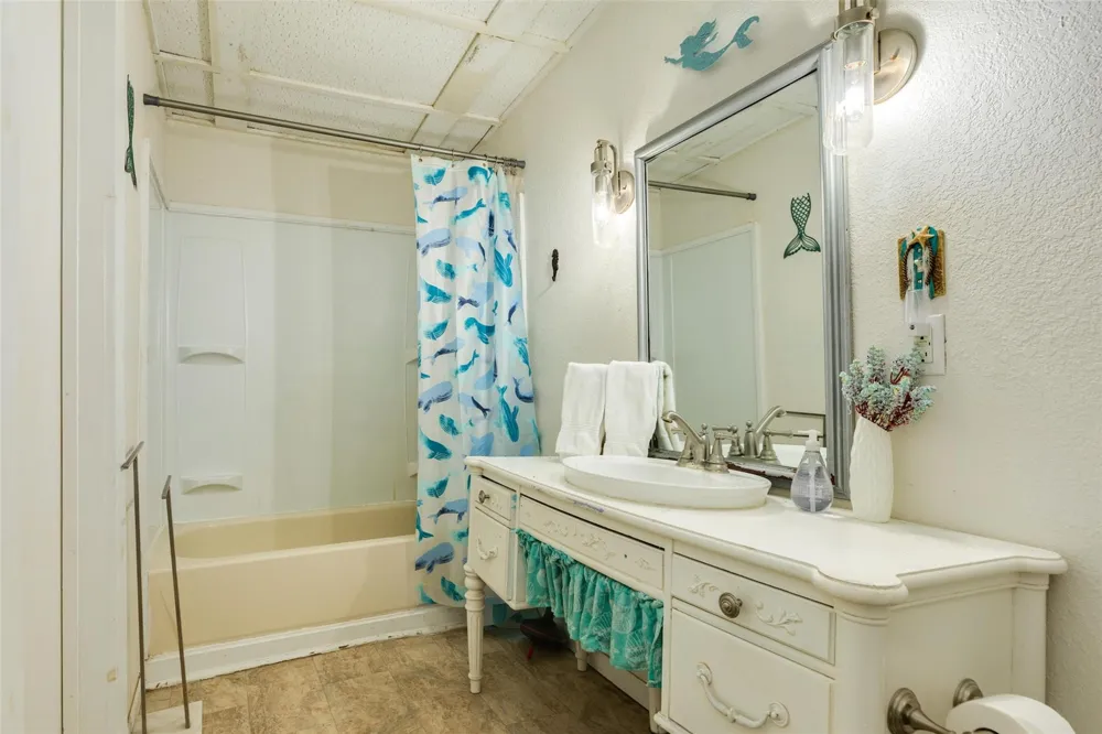 922 Seashell Drive Freeport, TX 77541