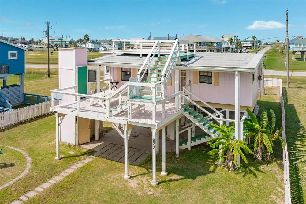 922 Seashell Drive Freeport, TX 77541