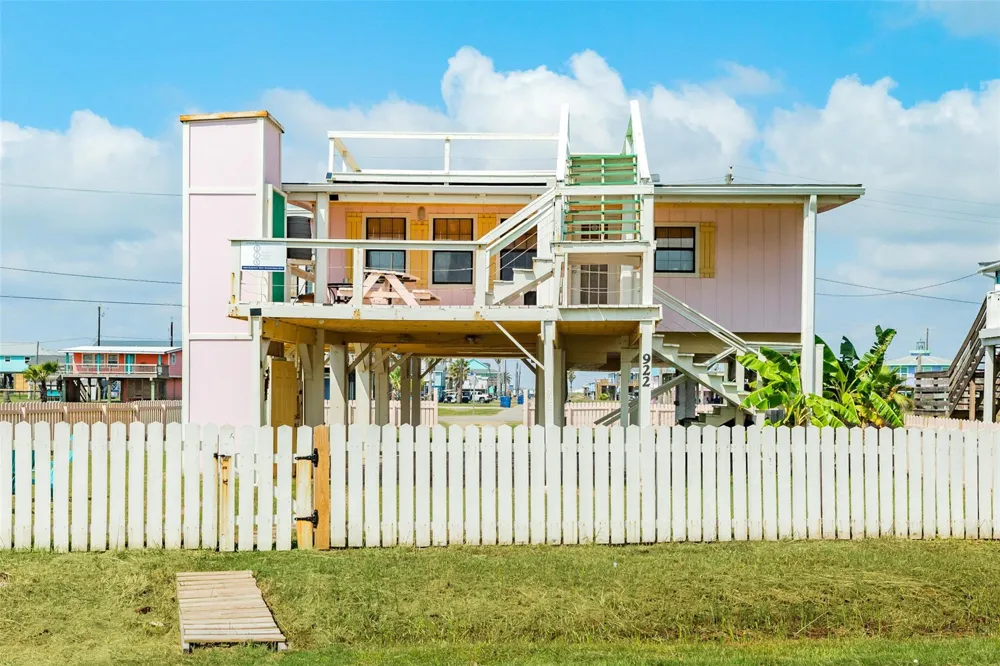 922 Seashell Drive Freeport, TX 77541
