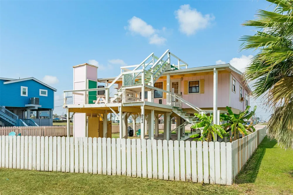 922 Seashell Drive Freeport, TX 77541