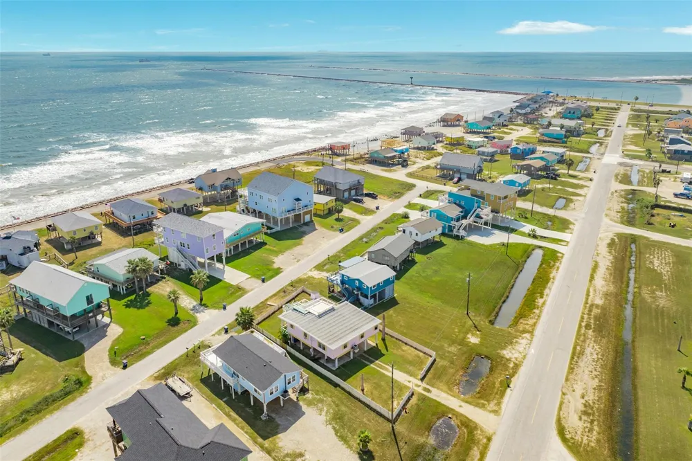 922 Seashell Drive Freeport, TX 77541