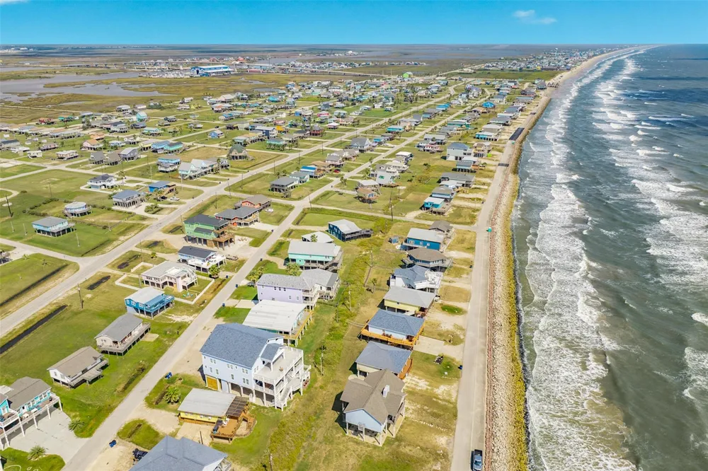 922 Seashell Drive Freeport, TX 77541