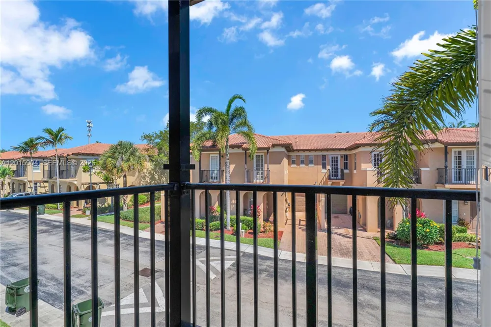 6893 Julia Gardens Dr Coconut Creek, FL 33073