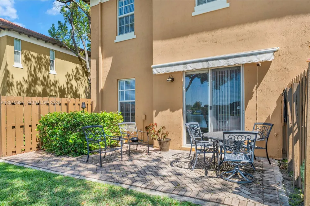 6893 Julia Gardens Dr Coconut Creek, FL 33073