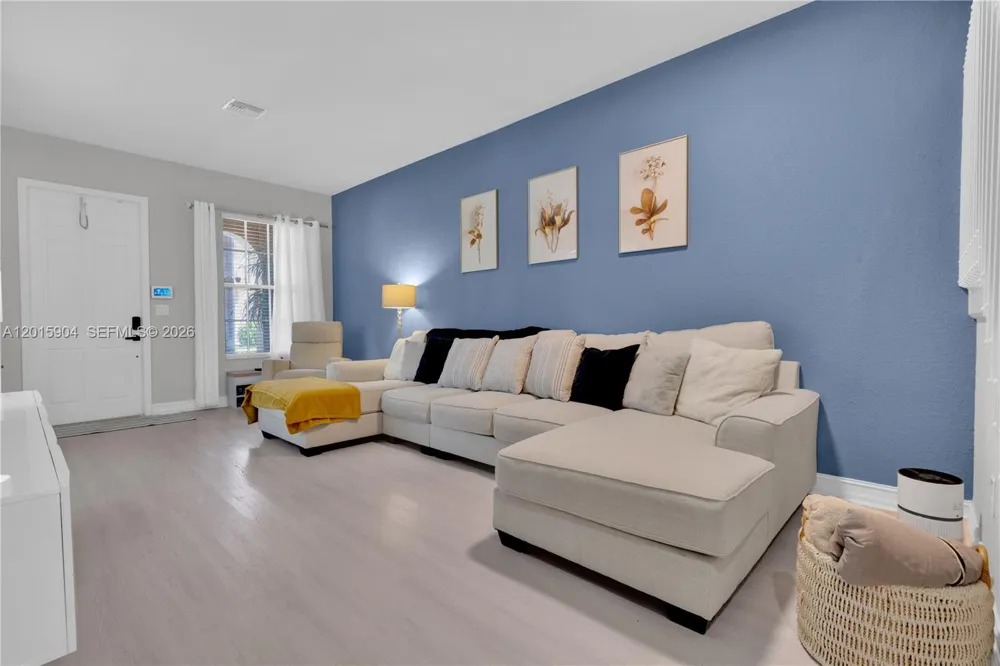 6893 Julia Gardens Dr Coconut Creek, FL 33073