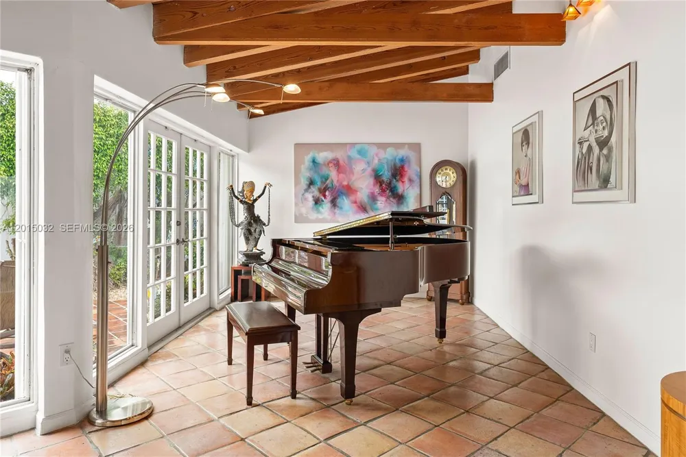 363 S Hibiscus Dr Miami Beach, FL 33139