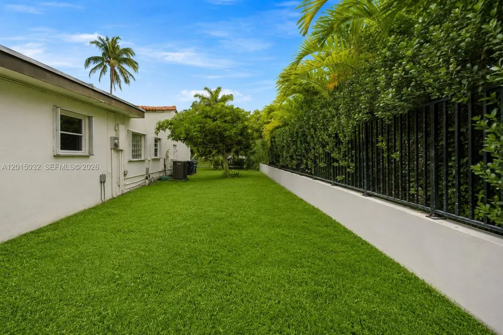 363 S Hibiscus Dr Miami Beach, FL 33139
