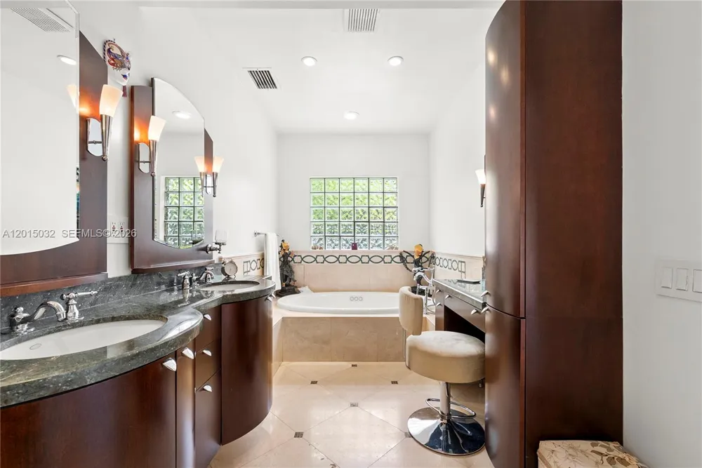 363 S Hibiscus Dr Miami Beach, FL 33139