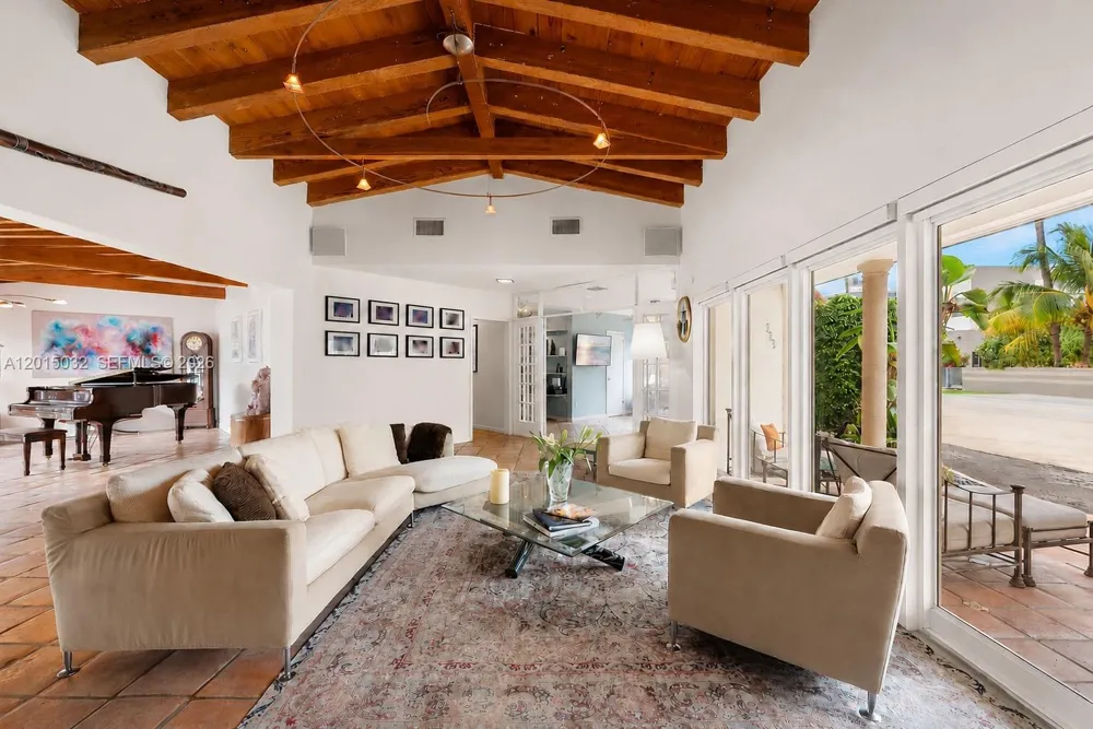 363 S Hibiscus Dr Miami Beach, FL 33139