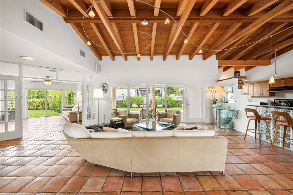 363 S Hibiscus Dr Miami Beach, FL 33139