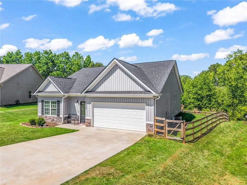 372 Highland Pointe Drive Alto, GA 30510