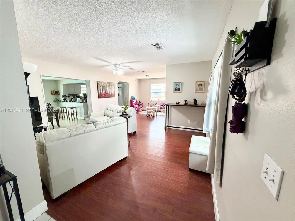 143 VALLEY CIR Tampa, FL 33510