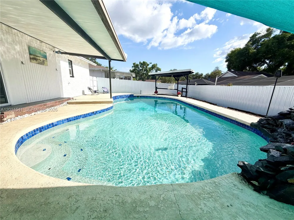 143 VALLEY CIR Tampa, FL 33510