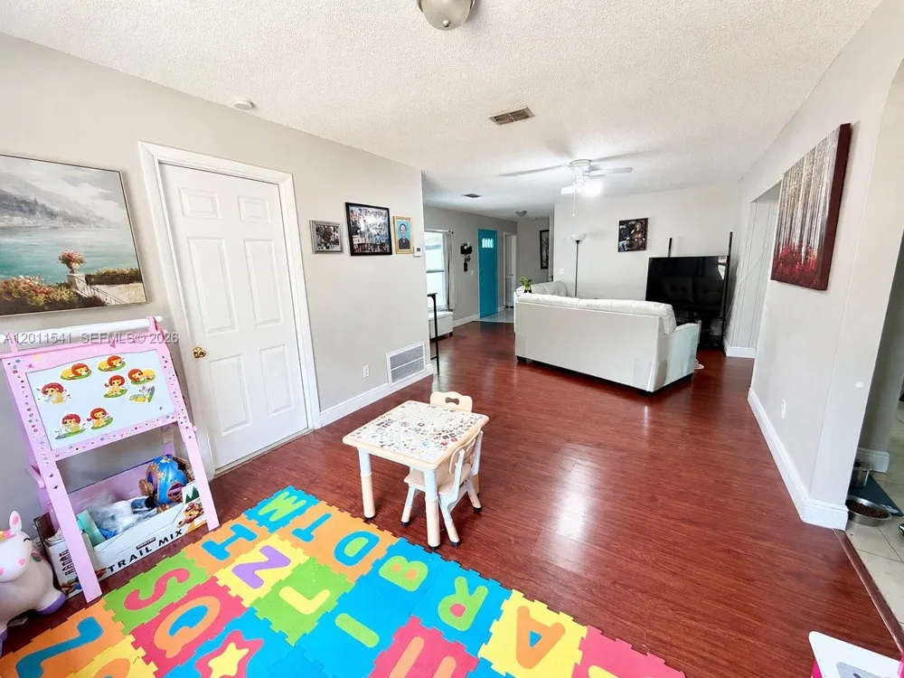 143 VALLEY CIR Tampa, FL 33510