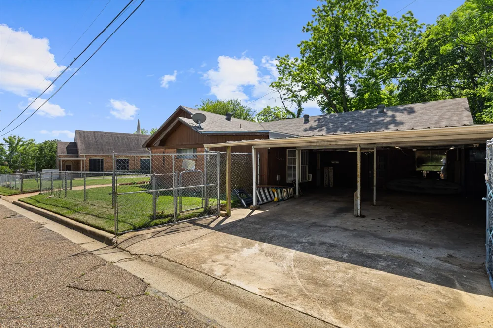 500 W Marshall Avenue Gladewater, TX 75647