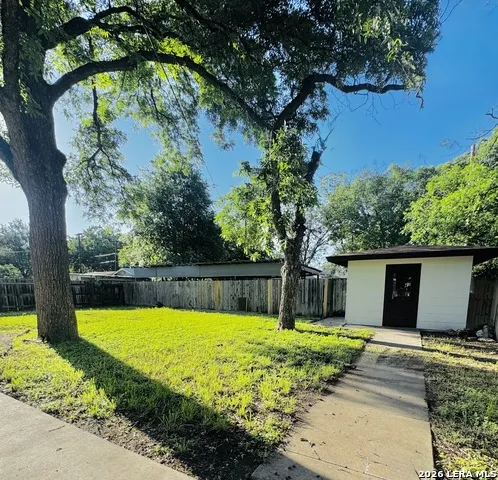 841 Laurel St Uvalde, TX 78801