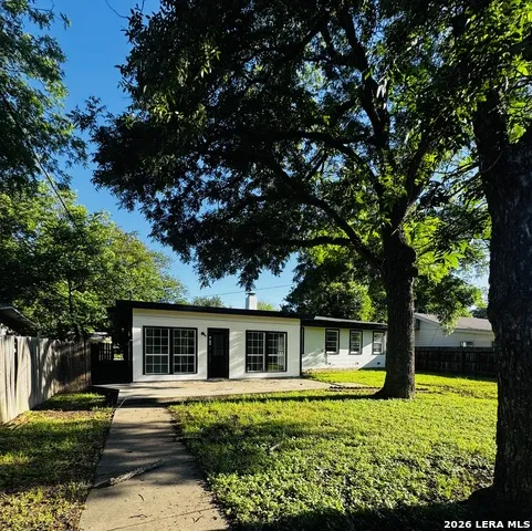 841 Laurel St Uvalde, TX 78801