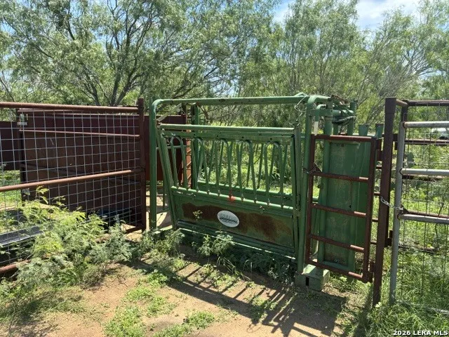 920 County Road 665 Devine, TX 78016