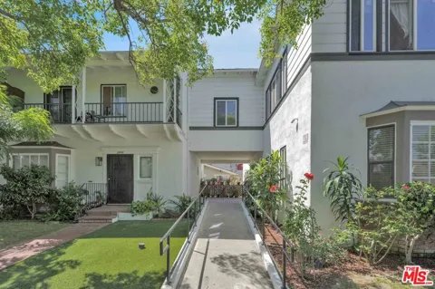 2452 W 18th
