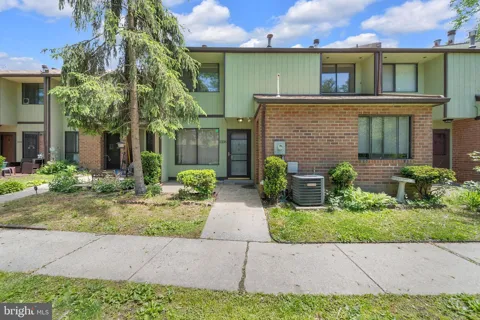 2208 GREENWOOD DRIVE