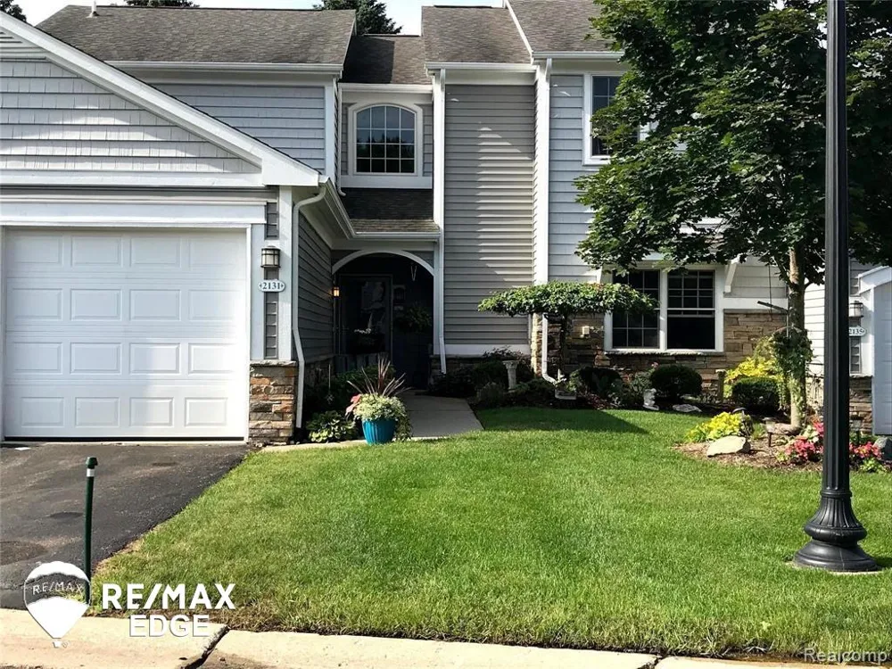 2131 Carriage Hill Circle Lapeer City, MI 48446